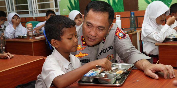 Kapolda Kepri Tinjau Langsung Makan Bergizi Gratis di SDN 001 Nongsa