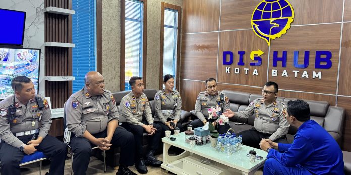 Satlantas Polresta Barelang Jalin Silaturahmi dengan Dishub Kota Batam Bahas Kamseltibcarlantas Satlantas Polresta Barelang Jalin Silaturahmi dengan Dishub Kota Batam Bahas Kamseltibcarlantas