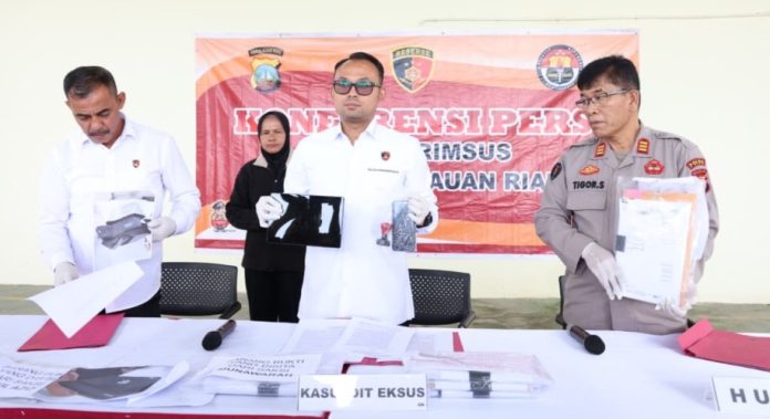 Kasubdit 2 Ditreskrimsus Polda Kepri barang bukti ke media