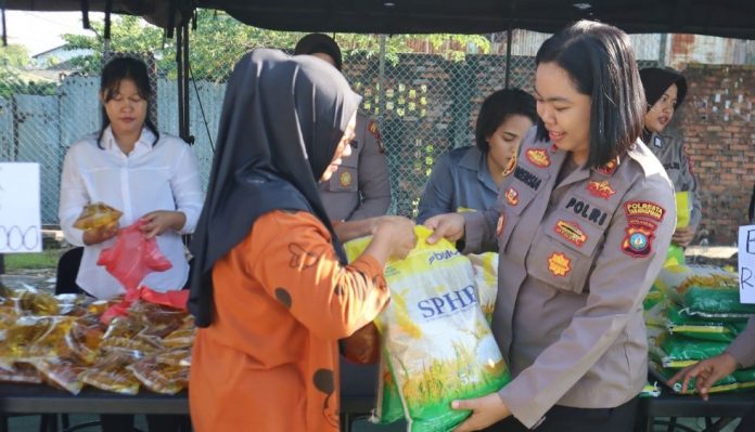 Polwan Tanjungpinang Gelar Gerakan Pangan Murah Polwan Tanjungpinang Gelar Gerakan Pangan Murah