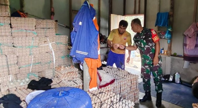 Sertu Ganda Fitrianto Laksanakan Komsos ke Pengusaha Peternak Ayam Petelur di Desa Temburun