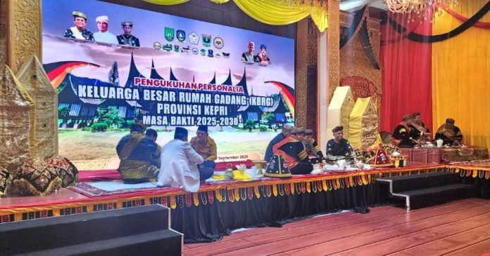 Tradisi Makan Bajamba Puncak Acara Pengukuhan Keluarga Besar Rumah Gadang Kepri