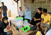 Wabup Bintan Deby Maryanti Kunjungi dan Berdialog dengan Penerima Bantuan RTLH Wabup Bintan Deby Maryanti Kunjungi dan Berdialog dengan Penerima Bantuan RTLH