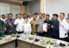 Terima Aspirasi Mahasiswa di Gedung DPRD Batam, Amsakar: Batam Kondusif Rumah Bersama Wali Kota dan Kapolda Kepri menerima kehadiran perwakilan mahasiswa dari Badan Eksekutif Mahasiswa Seluruh Indonesia