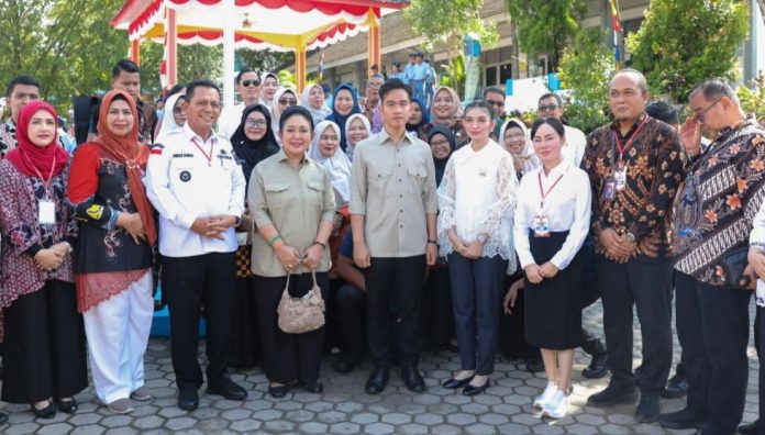 Wawako Li Claudia Dampingi Wapres Gibran Tinjau MBG di SMKN 1 Batam