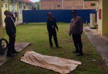 Diduga Depresi Mengidap HIV, Warga Baran Karimun Lompat dari Lantai 4 RSUD HM Sani Polisi mengevakuasi korban bunuh diri