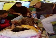 Lansia Di Buru Karimun Alami Patah Kaki Usai Rumahnya Tertimpa Pohon