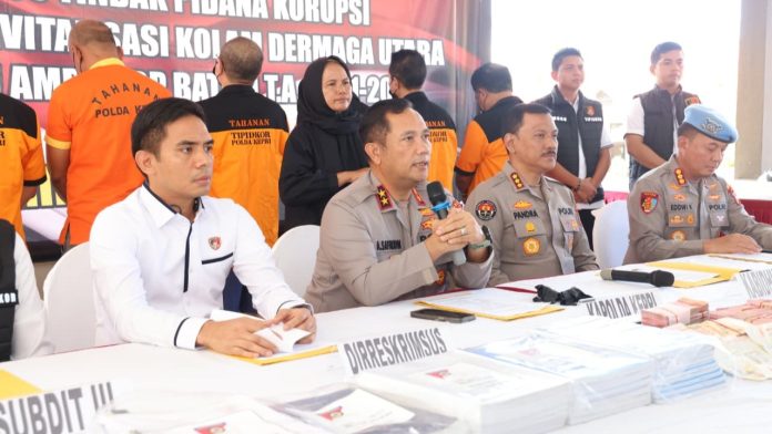 7 Tersangka Korupsi Proyek Revitalisasi Dermaga Batu Ampar 7 Tersangka Korupsi Proyek Revitalisasi Dermaga Batu Ampar