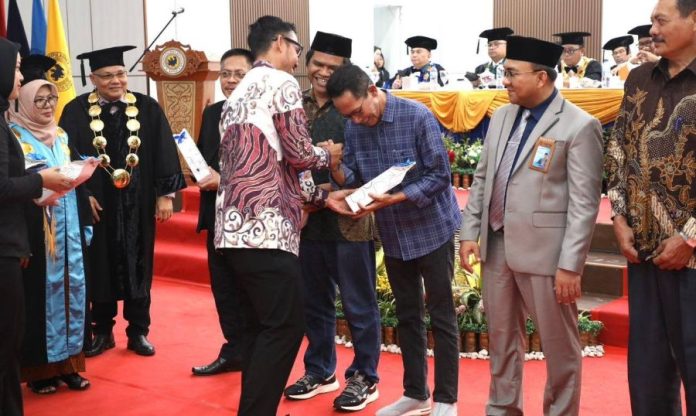 Amsakar saat menghadiri Sidang Senat Terbuka Wisuda Sarjana Kampus Unrika Amsakar saat menghadiri Sidang Senat Terbuka Wisuda Sarjana Kampus Unrika