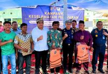 Bupati Roby Bagikan E-Pass Kecil Hingga Life Jacket di Pulau Pangkil Bupati Roby Bagikan E-Pass Kecil Hingga Life Jacket di Pulau Pangkil