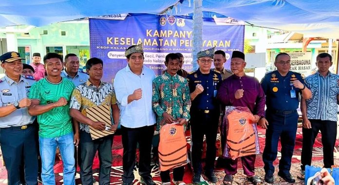 Bupati Roby Bagikan E-Pass Kecil Hingga Life Jacket di Pulau Pangkil Bupati Roby Bagikan E-Pass Kecil Hingga Life Jacket di Pulau Pangkil
