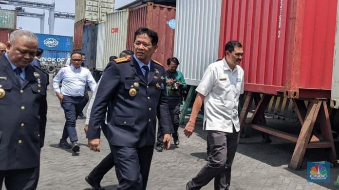 Gaya Menkeu Purbaya Bak Jenderal Bintang Empat di Upacara HUT Bea Cukai ke-79 2 Gaya Menkeu Purbaya