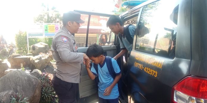 Bhabinkamtibmas Polsek Batu Ampar Laksanakan Program “Si Amru” dan Imbauan Kamtibmas di Tanjung Sengkuang