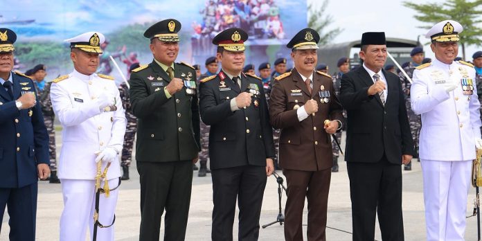 Wakapolda Kepri Hadiri Upacara HUT TNI ke-80 di Tanjungpinang Wakapolda Kepri Hadiri Upacara HUT TNI ke-80 di Tanjungpinang