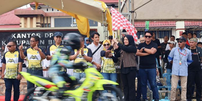 Wakil Bupati Bintan Deby Maryanti Tutup Kejuaraan Road Race Bupati Bintan Cup Tahun 2025
