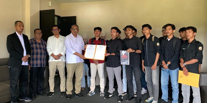 Audiensi Mahasiswa bersama DPRD Karimun: Desak Pembentukan Perda Beasiswa Daerah