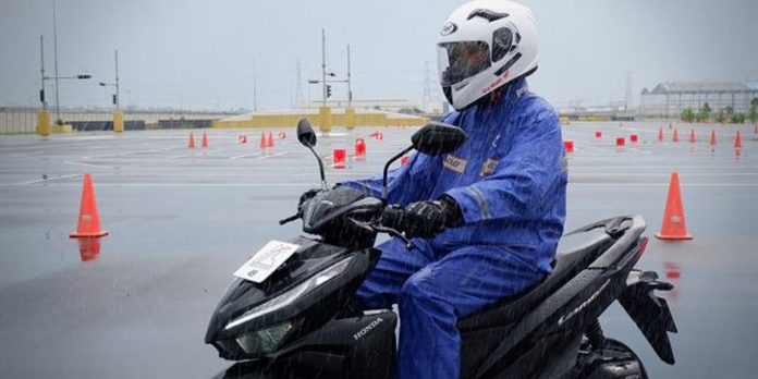 Cuaca Tak Menentu, Honda Ajak Pengendara Tetap Cari Aman di Musim Hujan Cuaca Tak Menentu, Honda Ajak Pengendara Tetap Cari Aman di Musim Hujan
