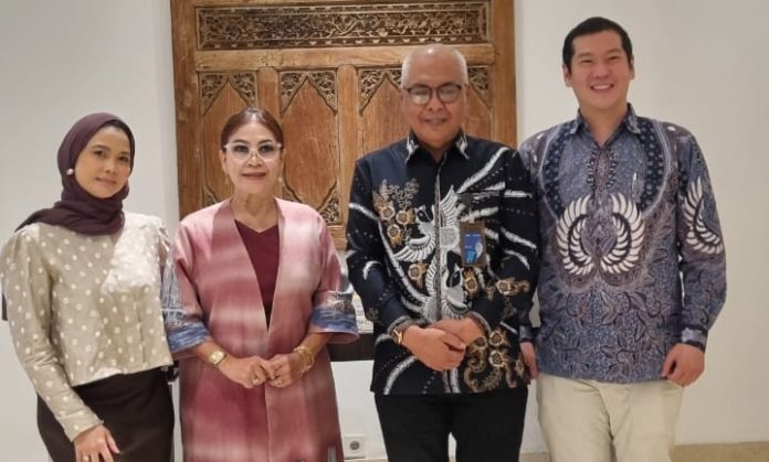 Ketua Umum PWI Pusat Akhmad Munir diapit Ketua Umum HAPI Enita Adyalaksmita bersama Presiden JCI (Junior Chamber International) Batavia Raymond Lee Santoso dan Fast Local President Athika Batangtaris