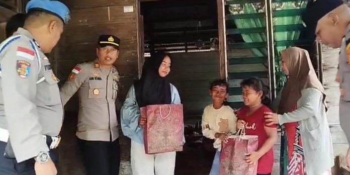 Polres Anambas Peduli Bencana Salurkan Bansos untuk Korban Kebakaran di Jemaja Polres Anambas Peduli Bencana Salurkan Bansos untuk Korban Kebakaran di Jemaja
