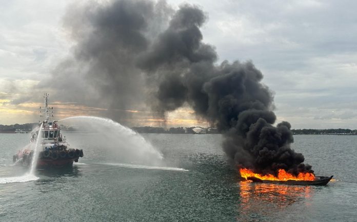Kapal Tanpa Nama Dan Tak Tuan Terbakar Di Perairan Kapal Tanpa Nama Dan Tak Tuan Terbakar Di Perairan