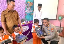 Kapolres Anambas Dampingi Bupati Serahkan Perlengkapan Sekolah untuk Anak PAUD-TK Kapolres Anambas Dampingi Bupati Serahkan Perlengkapan Sekolah untuk Anak PAUD-TK