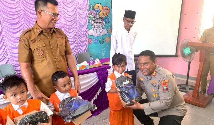 Kapolres Anambas Dampingi Bupati Serahkan Perlengkapan Sekolah untuk Anak PAUD-TK