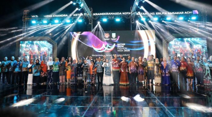 Malam Puncak Batam Batik Fashion Week 2025, Ketua Dekranaska Erlita Dorong Batik Batam Mendunia Malam Puncak Batam Batik Fashion Week 2025, Ketua Dekranaska Erlita Dorong Batik Batam Mendunia