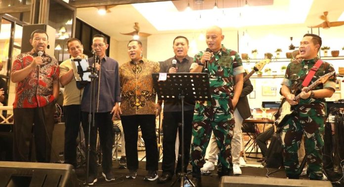 Momen kebersamaan semakin meriah ketika Wali Kota Batam dan Pangdam XIX Tuanku Tambusai Momen kebersamaan semakin meriah ketika Wali Kota Batam dan Pangdam XIX Tuanku Tambusai