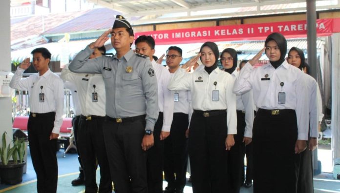 Odolf Dunya Terpilih Jadi Pegawai Teladan Imigrasi Tarempa di Triwulan III Tahun 2025