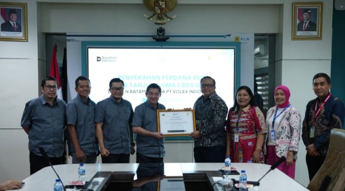 Komitmen Net Zero Emission, PLN Batam Jual Perdana REC ke PT Volex Indonesia