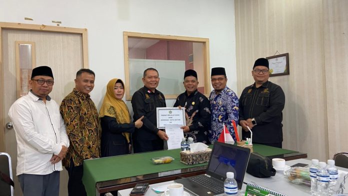 Penyerahan Kedua Wakaf Tunai dari Kemenag Batam kepada BWI Batam Penyerahan Kedua Wakaf Tunai dari Kemenag Batam kepada BWI Batam