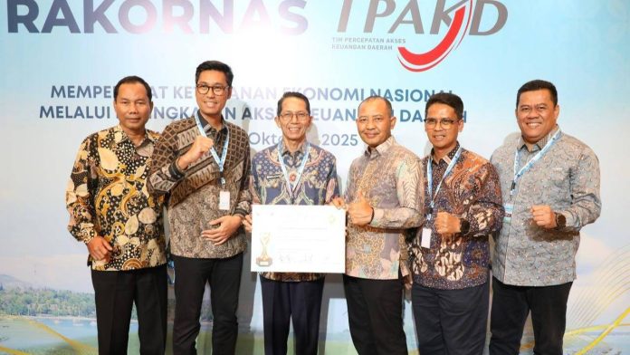 Rakornaas TPAKD OJK dan Wali Kota Batam Rakornaas TPAKD