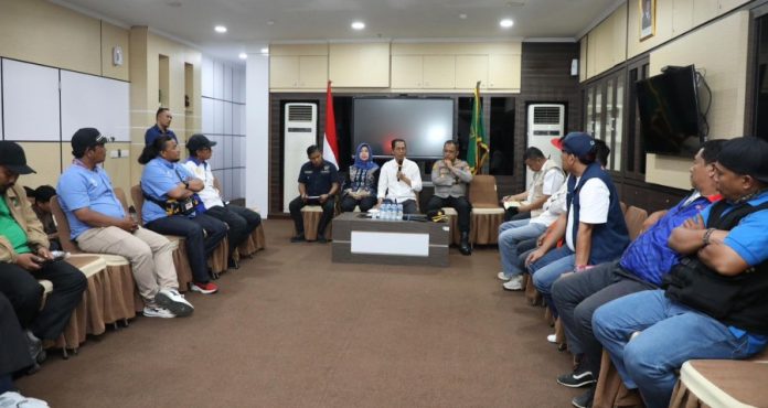 Ratusan buruh yang tergabung dalam Federasi Serikat Pekerja Metal Indonesia