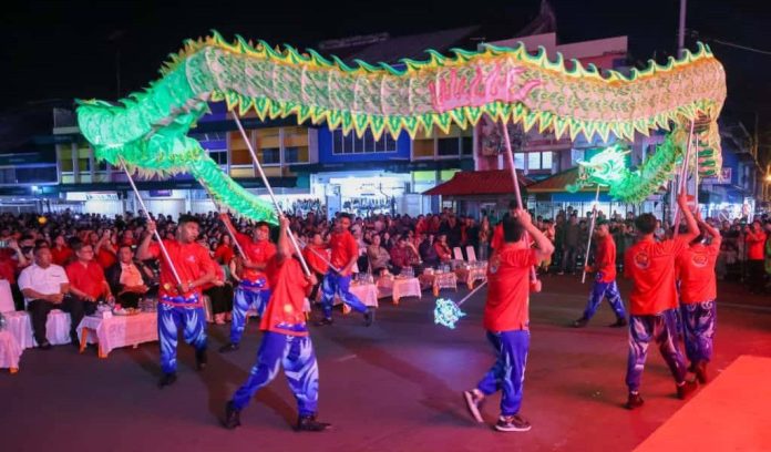 Ribuan Warga Padati Festival Moon Cake 2025 di Tanjungpinang 2 Ribuan Warga Padati Festival Moon Cake 2025 di Tanjungpinang