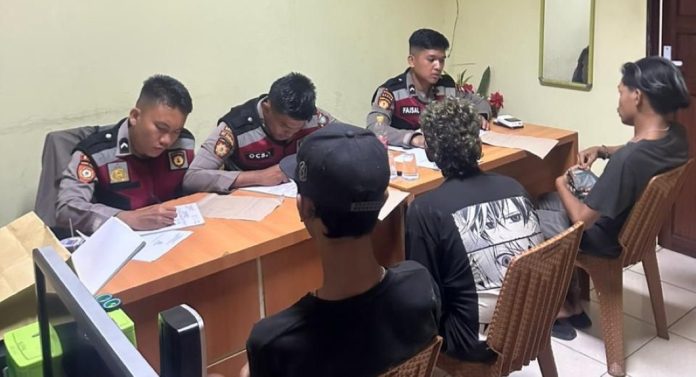 20 Anak Punk Hasil Razia Polda Kepri Dihukum Tipiring Bayar 20 Anak Punk Hasil Razia Polda Kepri Dihukum Tipiring Bayar