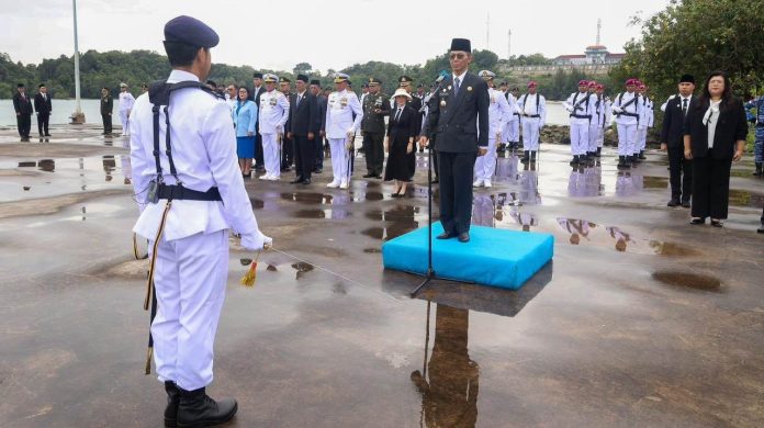 Amsakar-Li Claudia Saat Ikuti Upacara Bendera Hari Pahlawan 2025 Amsakar-Li Claudia Hadiri Upacara Bendera dan Tabur Bunga di Mako Kodaeral IV