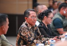 Amsakar-Li Claudia Tunjuk Yusfa Hendri Ketua Tim Task Force Penanganan Sampah Kota Batam Amsakar-Li Claudia Tunjuk Yusfa Hendri Ketua Tim Task Force Penanganan Sampah Kota Batam