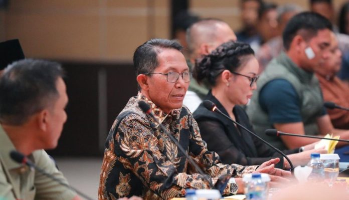 Amsakar-Li Claudia Tunjuk Yusfa Hendri Ketua Tim Task Force Penanganan Sampah Kota Batam