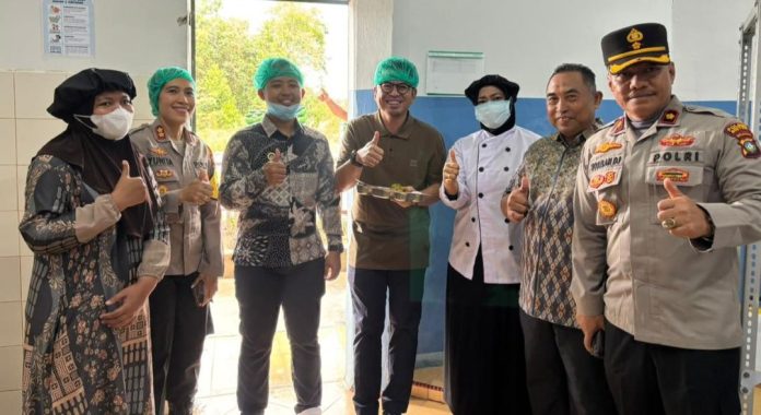 Anggota DPR RI Edipat Wijaya dan DPRD Bintan Tinjau SPPG di Polres Bintan Anggota DPR RI Edipat Wijaya dan DPRD Bintan Tinjau SPPG di Polres Bintan