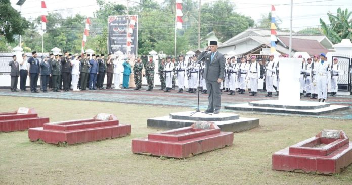 Bupati Lingga Pimpin Upacara Ziarah dan Tabur Bunga di Taman Makam Pahlawan