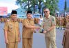 Bupati Pasaman serahkan piala dan penghargaan kepada Diskominfo juara umum lomba Video Word Clean Up Day