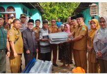 Bupati Welly Suhery Bersama BPBD Pasaman serahkan bantuan berupa rumah layak huni