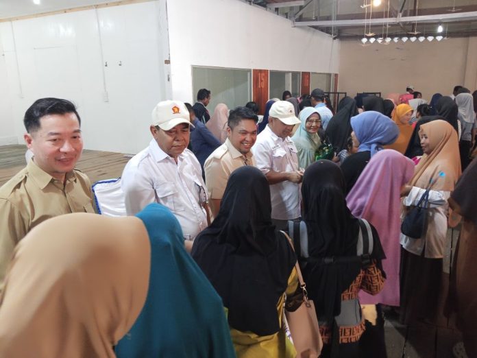 Kuis Dadakan Anggota DPRD Marzuki Hangatkan Suasana Penyaluran Bantuan,Warga: "Semoga Berkelanjutan