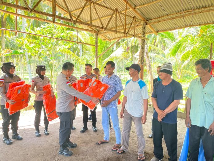 AKP Nellay Boy dan jajaran Polsek Bunguran Timur buktikan tugas Polri lebih dari sekadar menangkap penjahat. Lewat "Jumat Curhat" dan "Jumat Berkah", mereka dengar keluh kesah warga