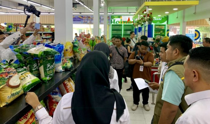 Dinas Koperasi, Perdagangan (Diskopdag), Usaha Mikro dan ESDM Kabupaten Karimun bersama Badan Pangan Nasional (Bapanas) serta Satgas Pangan melakukan sidak ke sejumlah swalayan di Kabupaten Karimun,