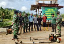 Warga Batu Putih Gandeng Koramil 03 Kundur Gotong-royong Bersihkan Lingkungan