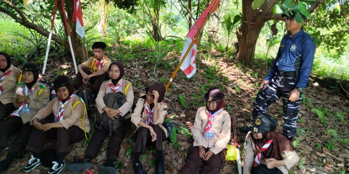 Semangat Posal Memperuk Dampingi Peserta Pramuka Naik Turun Bukit