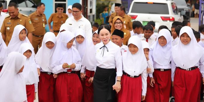Li Claudia Ajak Masyarakat Bergotong Royong Dukung Pendidikan Layak bagi Anak Batam