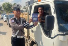 Polresta Barelang Bagikan Helm dan Brosur Keselamatan pada Operasi Zebra Seligi 2025 Polresta Barelang Bagikan Helm dan Brosur Keselamatan pada Operasi Zebra Seligi 2025