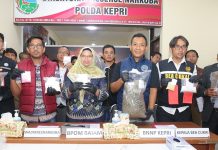 Polda Kepri Musnahkan Barang Bukti Narkotika Hasil Ungkap Kasus Selama Oktober 2025 Polda Kepri Musnahkan Barang Bukti Narkotika Hasil Ungkap Kasus Selama Oktober 2025
